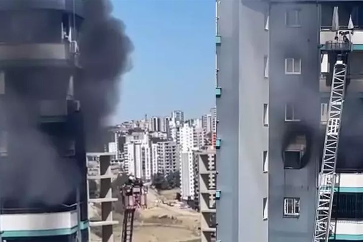 Apartmanda çıkan yangında mahsur kalan baba ve bebeğini inşaat işçisi kurtardı