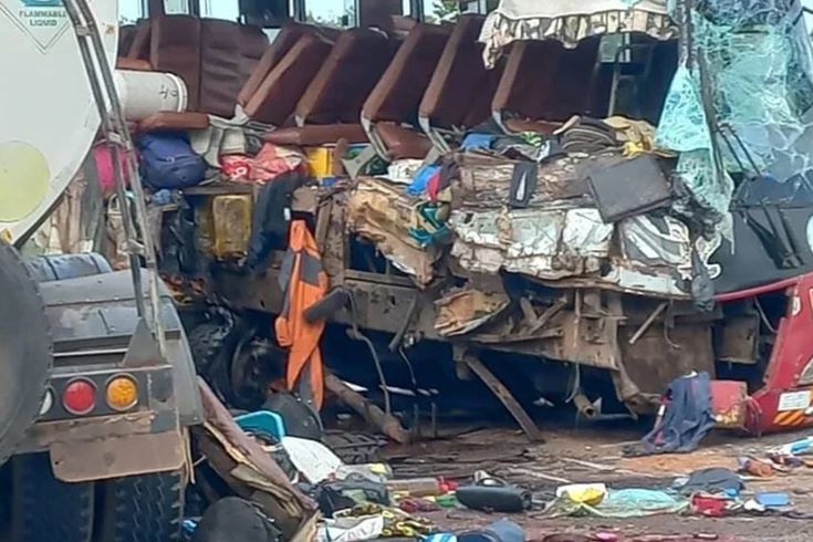 Gana'da yolcu otobüsüyle kamyonun çarpışması sonucu 16 kişi öldü