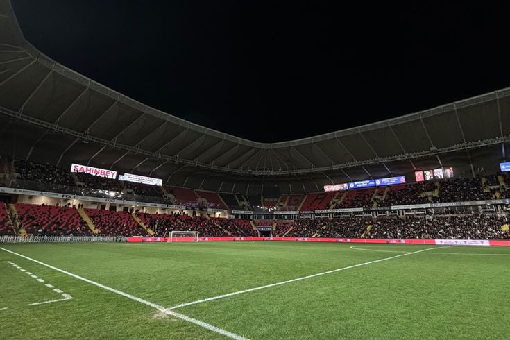 Gaziantep FK-Fenerbahçe mücadelesi ışıklandırmadaki arıza nedeniyle 1 saat gecikmeli başladı