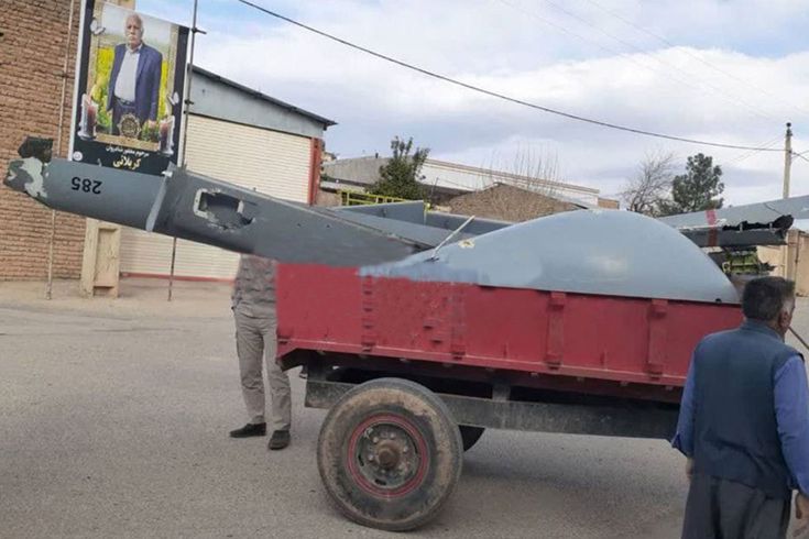 İran'da düşürülen İsrail İHA'sı traktörle sokak sokak taşınarak sergilendi