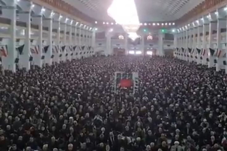 Tebriz'de binlerce kişinin katılımıyla cuma namazı kılındı