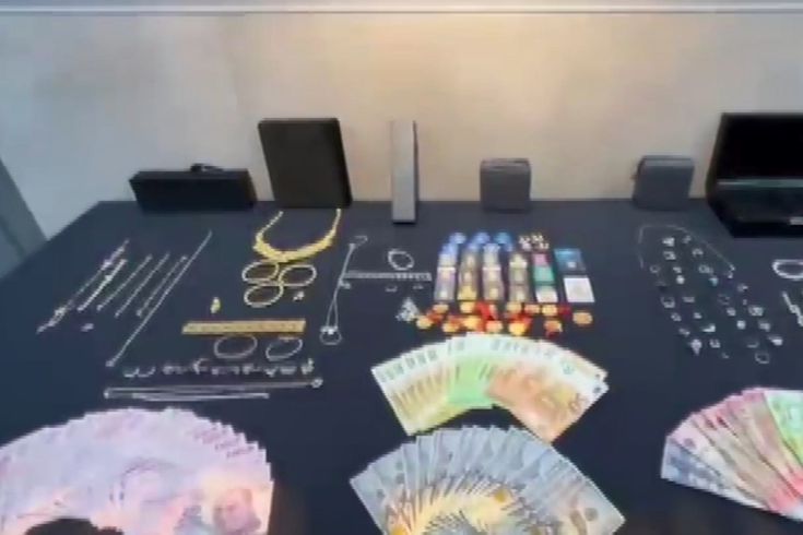 Kendilerini polis ve savcı olarak tanıtıp 15 milyon lira dolandıran şüpheliler yakalandı