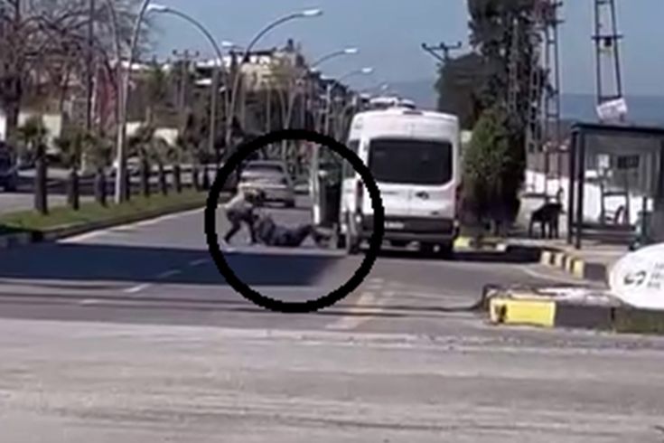 Öfkeden gözü dönen görevli, minibüsçüyü yere yatırıp dövdü