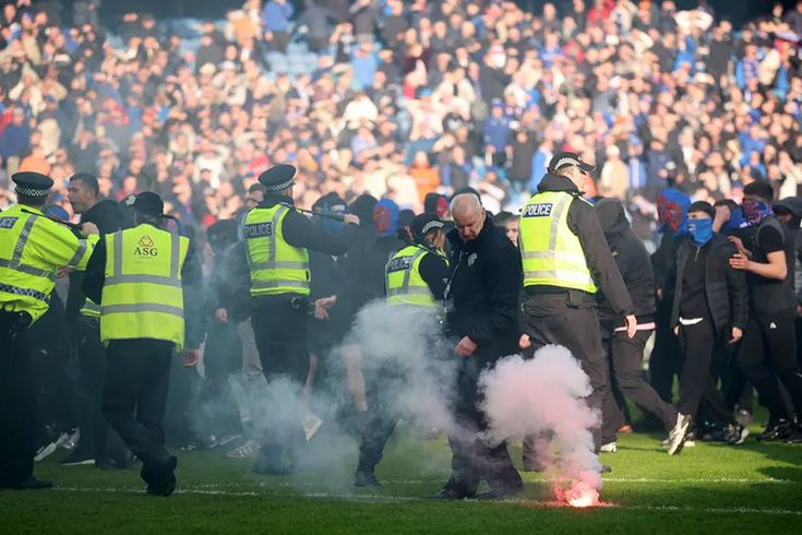 Dün geceye damga vuran derbi! Taraftarlar sahaya indi