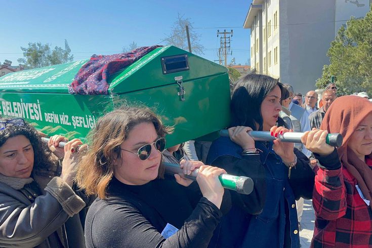 Sermin'in tabutunu erkeklere taşıtmadılar