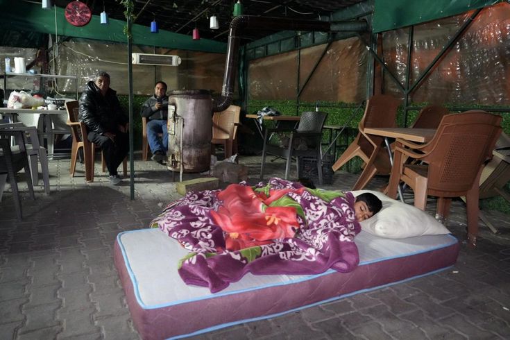 Denizli'de 5.1 büyüklüğündeki depremin ardından yaşanan artçılardan korkan vatandaşlar dışarıda sabahladı