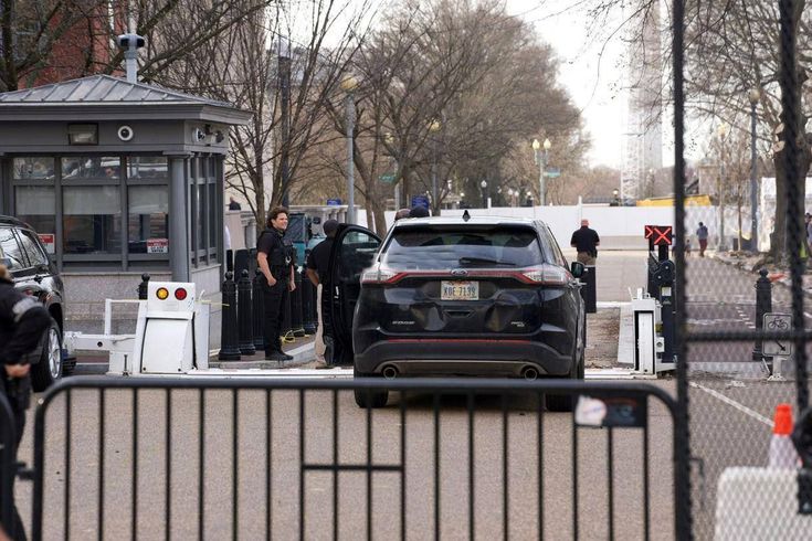 ABD'de Beyaz Saray'ın yakınlarındaki barikata çarpan minibüsün sürücüsü gözaltına alındı