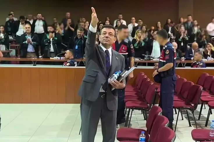بدأت مرة أخرى بتوتر! أزمة 'توديع اليد' في اليوم الثالث من قضية بلدية إسطنبول الكبرى