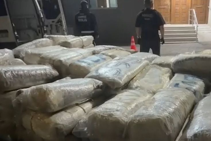 İzmir'de 1 tonu aşkın uyuşturucu ele geçirildi