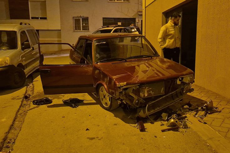 Sevgilisinden ayrılan genç sokak ortasında aracını parçaladı