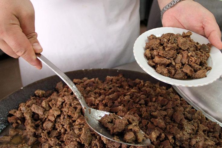 Скандал в муниципальной столовой! Из мяса вышел чип гоночной лошади.