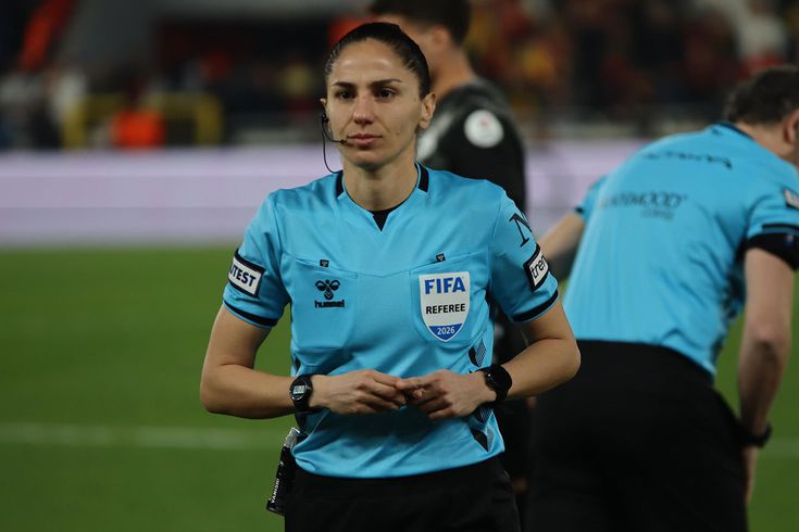 Süper Lig'de 22 yıl sonra kadın hakem düdük çaldı
