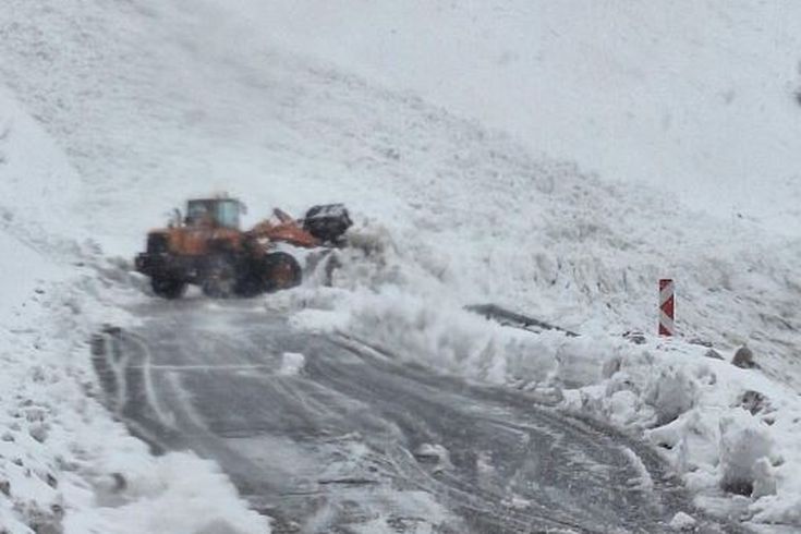 Hakkari'de yolcu otobüsü çığ altında mahsur kaldı