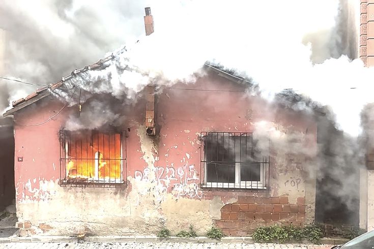 Kağıthane'de gecekonduda çıkan yangın kamerada: 1 ölü