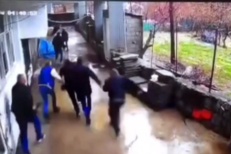Şırnak'ta selden vatandaşların son anda kurtulmaları güvenlik kamerasınca kaydedildi