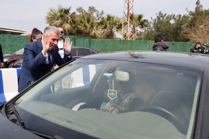 İlçeye bir günde 25 bin araç giriş yaptı, gelenleri kaymakam karşıladı