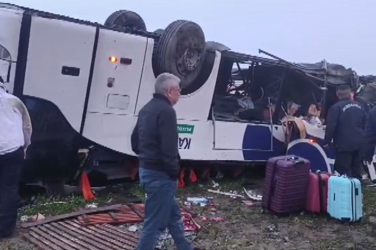 Adana'da yolcu otobüsü devrildi: Ölü ve yaralılar var