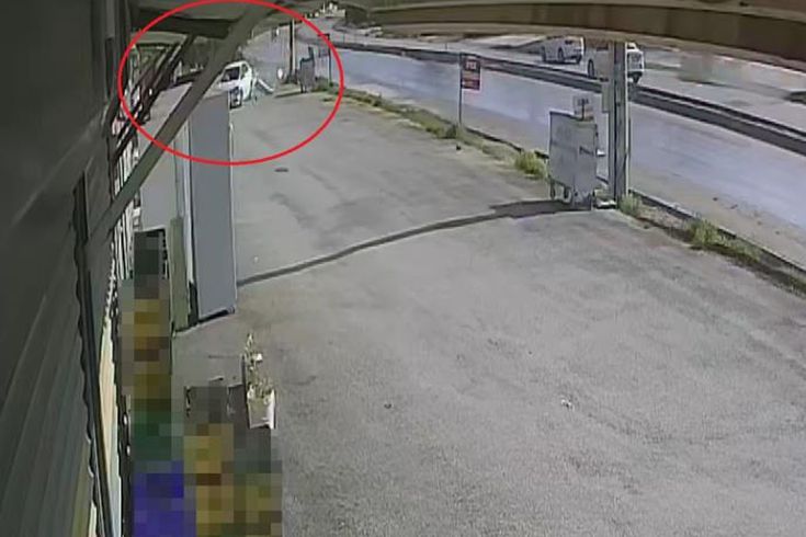 Akıl almaz kaza! Otomobil 3 iş yerinin içinden geçti
