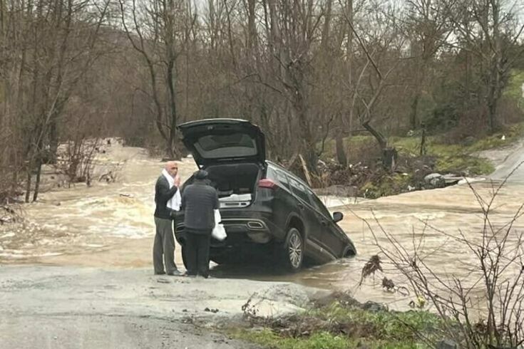 Çanakkale'de sağanak etkili oldu; 1 köy yolu kapandı, 1 otomobil suya kapıldı