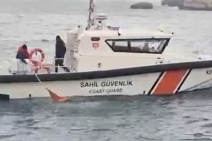 Denizde hareketsiz halde bulunan kadın hastaneye kaldırıldı