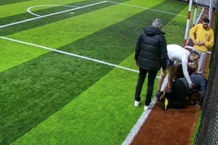 Halı saha maçında kalbine yenik düştü: O anlar kamerada