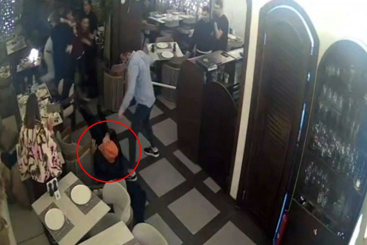 Görüntü Türkiye'den: Belediye başkanı gittiği işletmede böyle tekmelendi