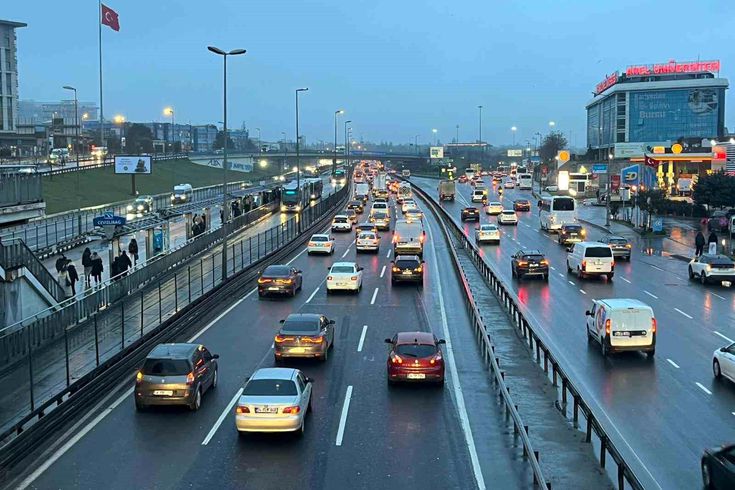 İstanbul'da bayram sonrası haftanın ilk günü sabah saatlerinde trafik yoğunluğu oluştu