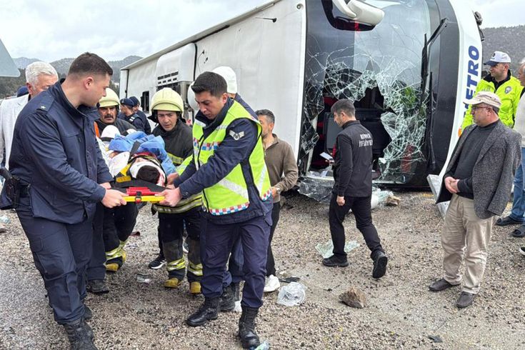 Konya'da devrilen yolcu otobüsündeki 20 kişi yaralandı