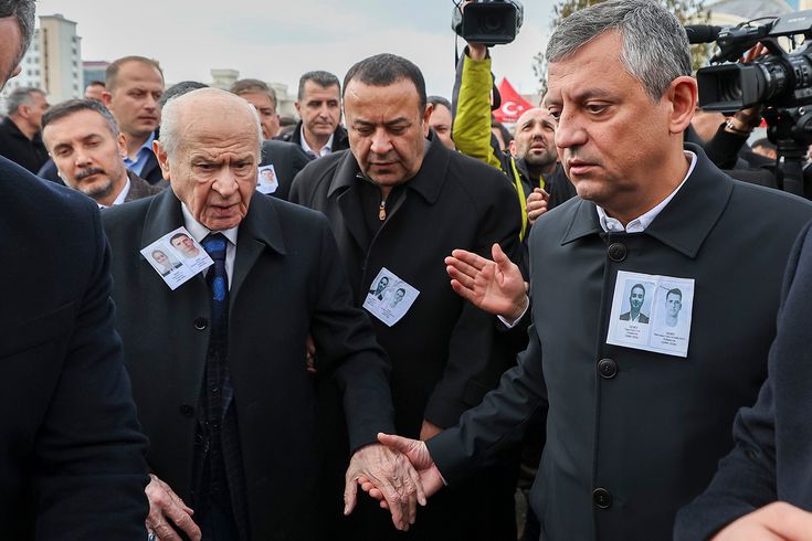 Şehit cenazesinde dikkat çeken anlar! Özel ile Bahçeli yan yana