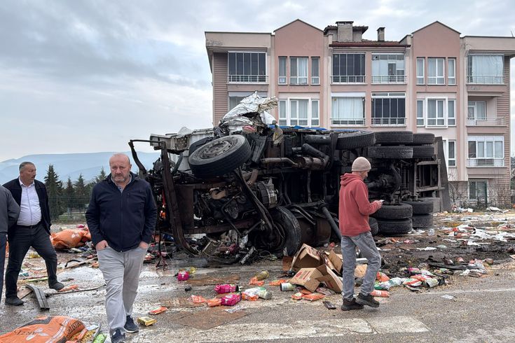 Fren sisteminde arıza olduğu iddia edilen kamyon, 4 araca çarptı: 19 yaralı