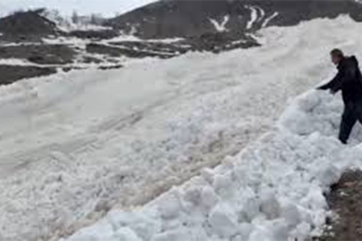Hakkari'de köy yakınına çığ düşme anı görüntülendi