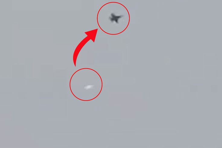 İran'ın ABD'ye ait F/A-18 savaş uçağını hedef aldığı anlar kamerada
