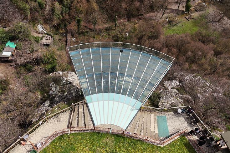 Genç kız 80 metre yüksekliğindeki cam terastan kendini boşluğa bıraktı