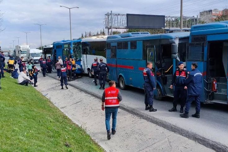 4 cezaevi aracı birbirine girdi; 6'sı jandarma 17 kişi yaralandı
