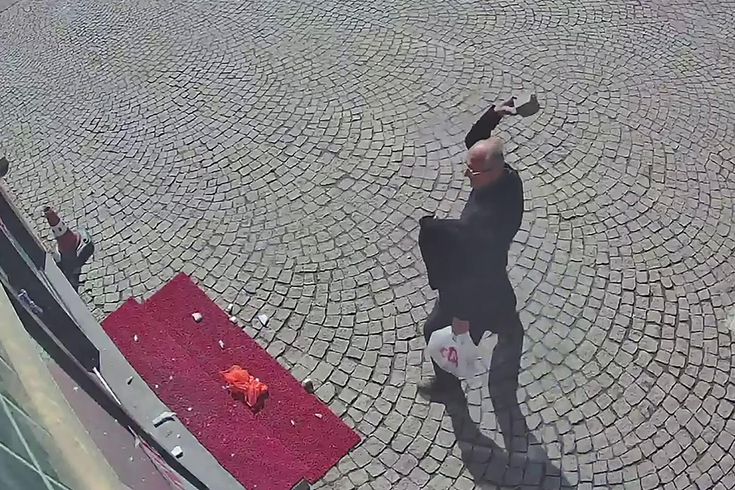 Erzurum'da bir kişi eczaneye saldırdı, yakmak istedi
