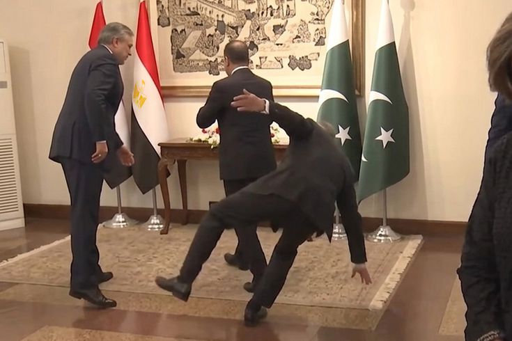 At the critical summit in Islamabad, a Pakistani minister fell to the ground.