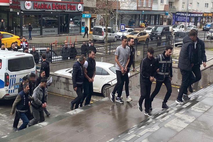 Banka hesabını kiraladığı kişilere ulaşamayınca arkadaşlarını kaçırıp darbettirdi