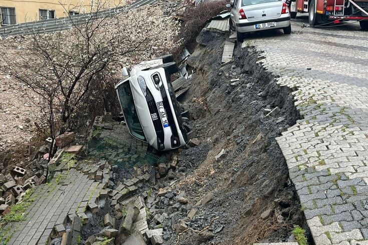 Üsküdar'da yol çöktü, otomobil çukura düştü