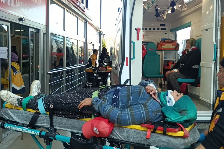 Adana'da tarım işçilerini taşıyan minibüs devrildi: 17 yaralı