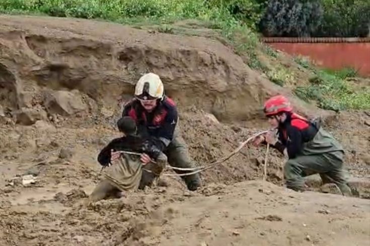 İzmir'de oyun oynarken çamura saplanan iki çocuk kurtarıldı
