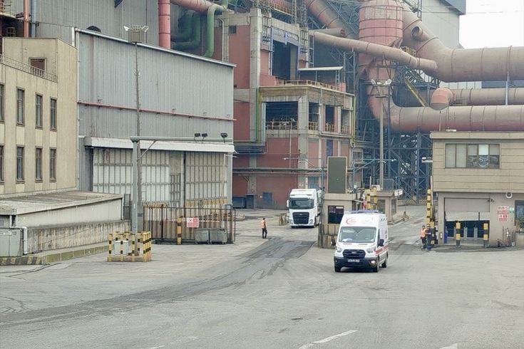 Kocaeli'de fabrikada yüksekten düşen 4 işçi yaralandı