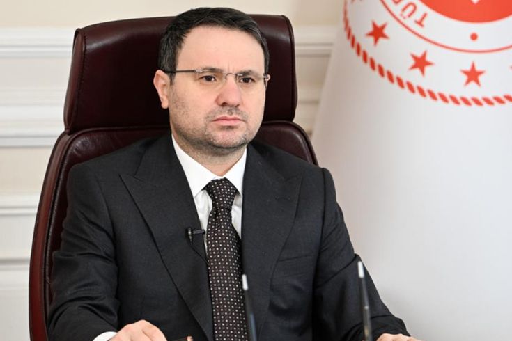 Bakan Akın Gürlek'i taşıyan uçak Diyarbakır'a inemedi