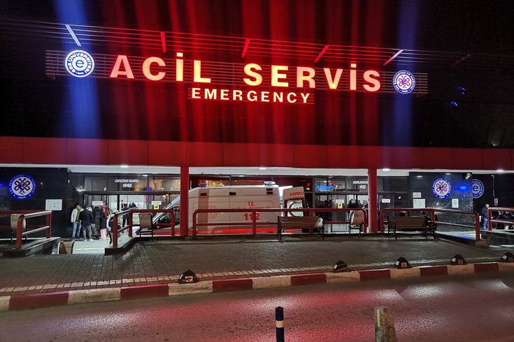 Parkta rastgele bıçak sallayan kişi, 2 yaşındaki Samet'i boğazından yaraladı