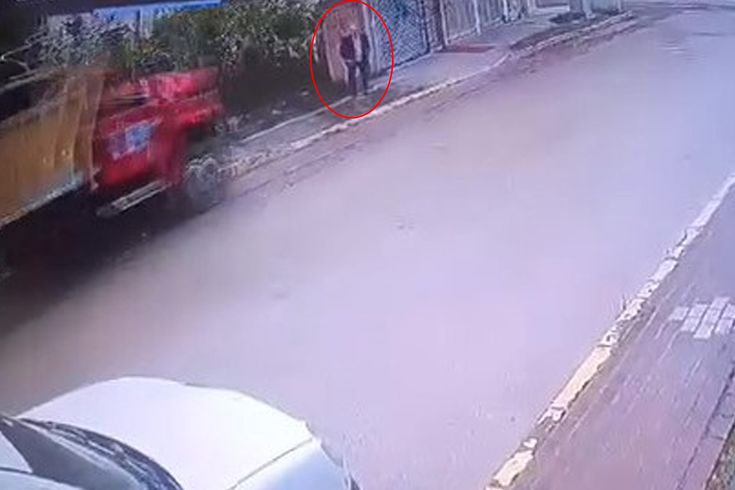 Çalışır vaziyette bırakılan kamyon dehşet saçtı! Yaşlı adam feci şekilde can verdi