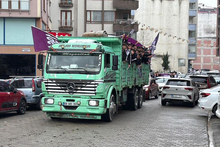 Kamyon kasasına binip gittikleri yer herkesi şaşırttı