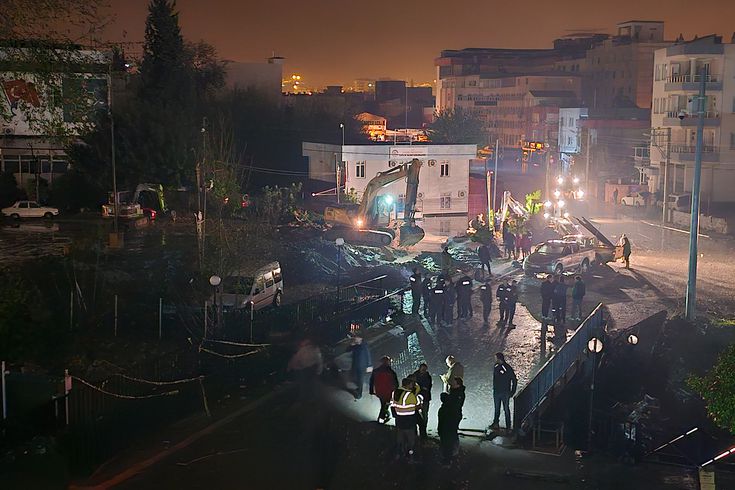 Osmaniye'de sağanak nedeniyle Savrun Çayı ve Bülbül Deresi taştı; sele kapılan otomobildeki 2 kişi öldü