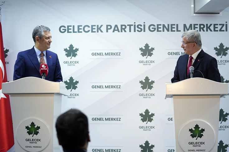 Davutoğlu'ndan Özgür Özel'le ilgili dikkat çeken sözler: Namazdan çıkıp telefona bakıyorum...
