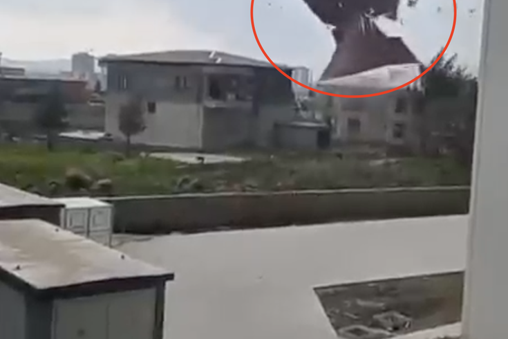 Kuvvetli rüzgar evin çatısını uçurdu; o anlar kamerada