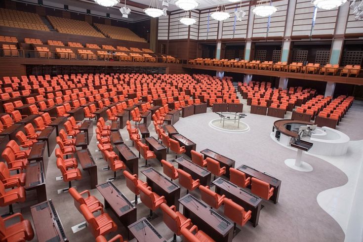 Meclis'te yoklama krizi! Partiler birbirini suçluyor, yasayı bekleyen anneler isyanda