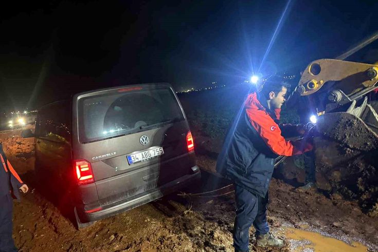 Navigasyon yardımıyla yolculuk yapan minibüsteki 10 kişi çamurlu yolda mahsur kaldı